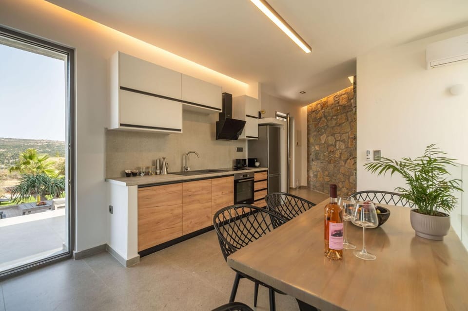 Coffee/tea facilities, Kitchen or kitchenette, Dining area, oven, stove
