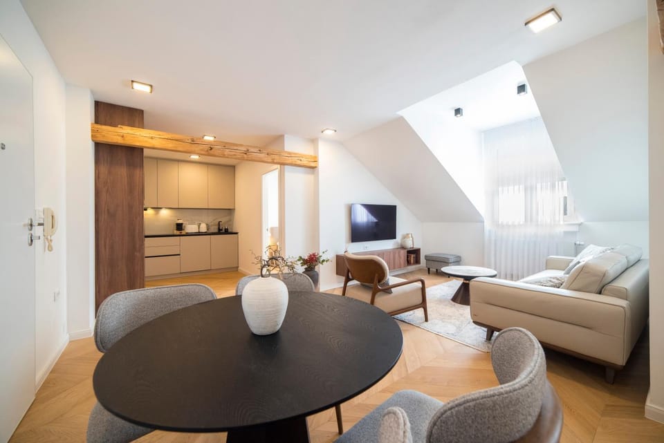 TV and multimedia, Kitchen or kitchenette, Living room, Seating area, Dining area