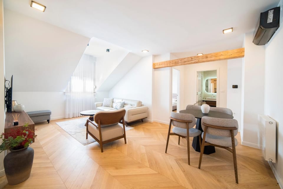 TV and multimedia, Living room, Photo of the whole room, Seating area, Dining area