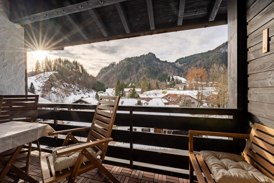 Balcony/Terrace, Seating area, Dining area, Mountain view