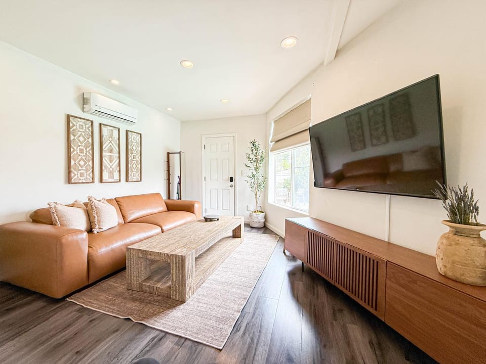 TV and multimedia, Living room, Seating area, air conditioner