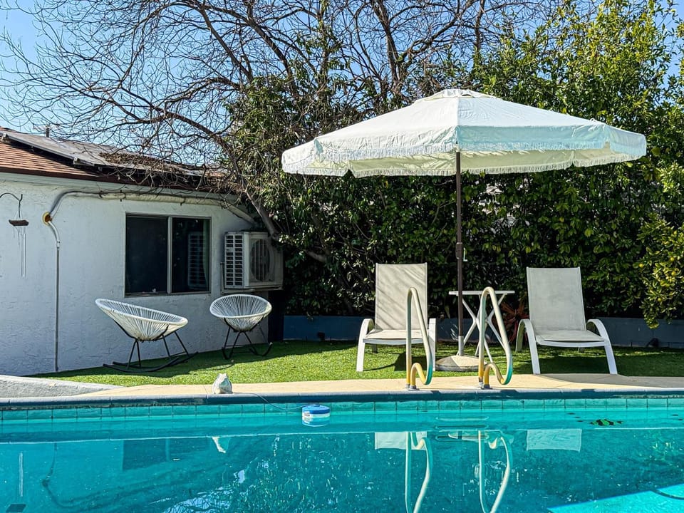 Property building, Garden, Garden view, Pool view, Swimming pool, sunbed