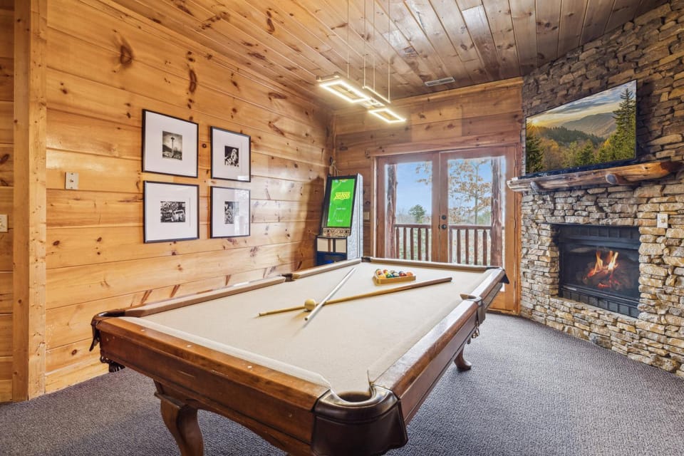 Running Bear Near PF Hot Tub Game Room Theater and Stunning Views House in Sevier County