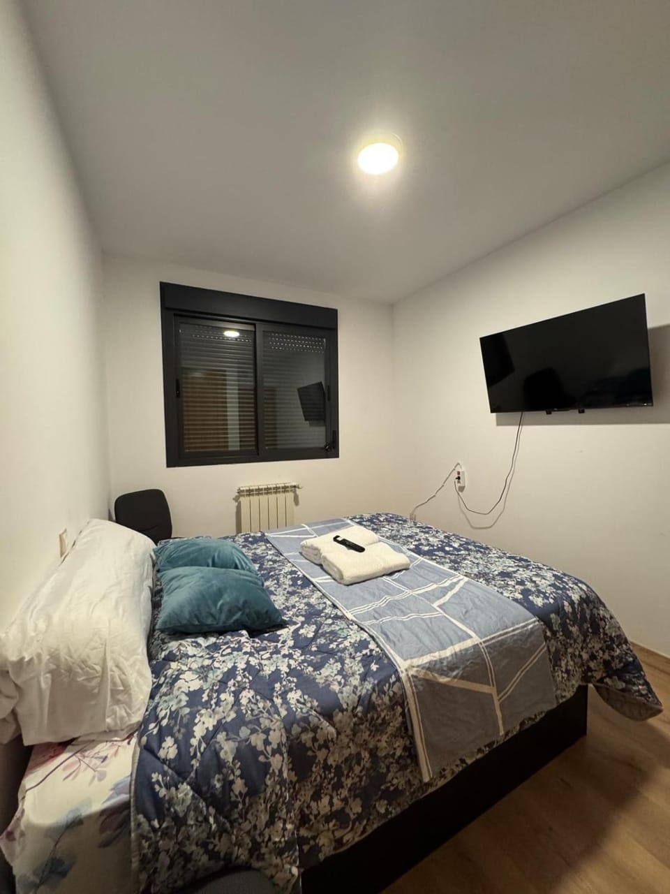 Bed, TV and multimedia, Photo of the whole room, Bedroom, towels