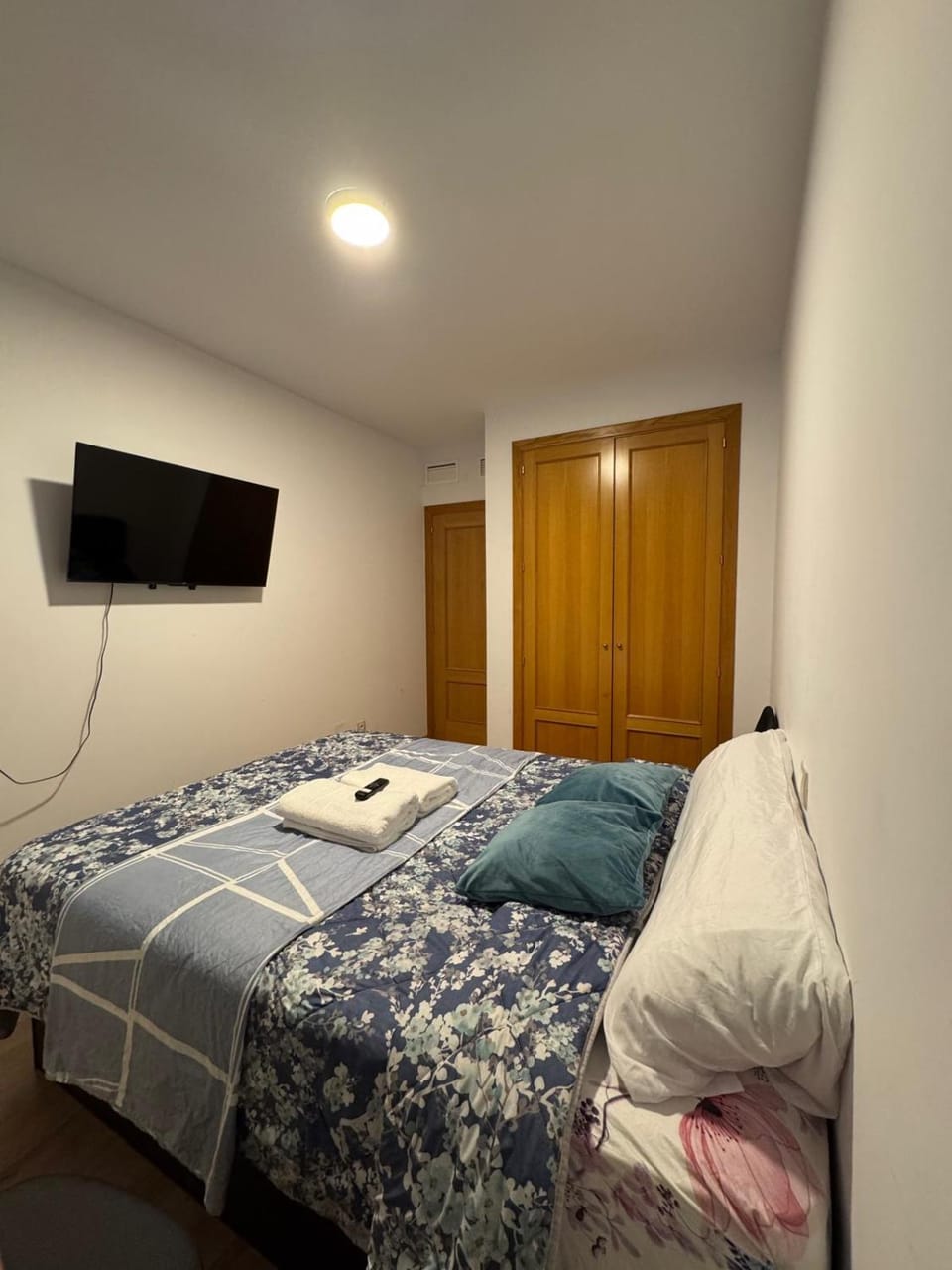 Bed, TV and multimedia, Bedroom, wardrobe