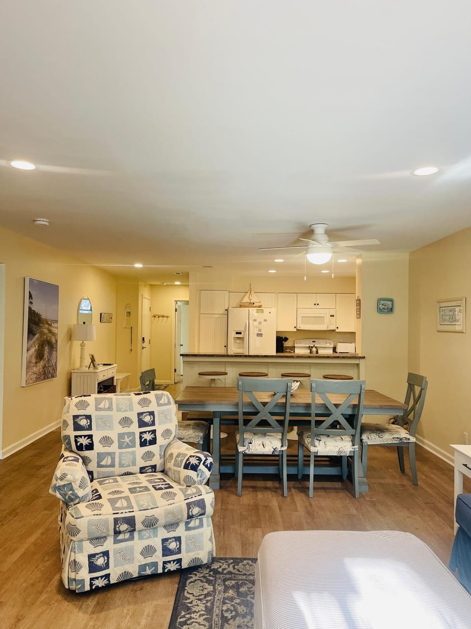 Kitchen or kitchenette, Living room, Seating area