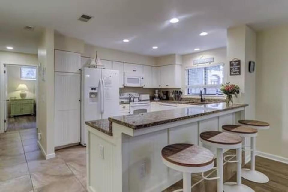 Kitchen or kitchenette, dishwasher, oven, toaster