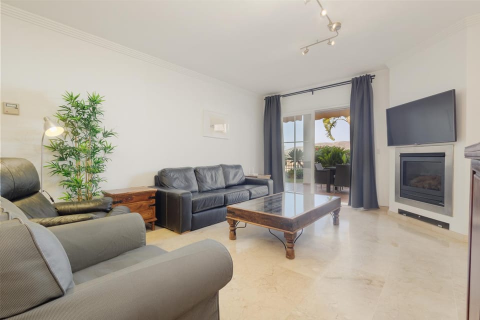 Communal lounge/ TV room, TV and multimedia, Living room, Seating area, fireplace