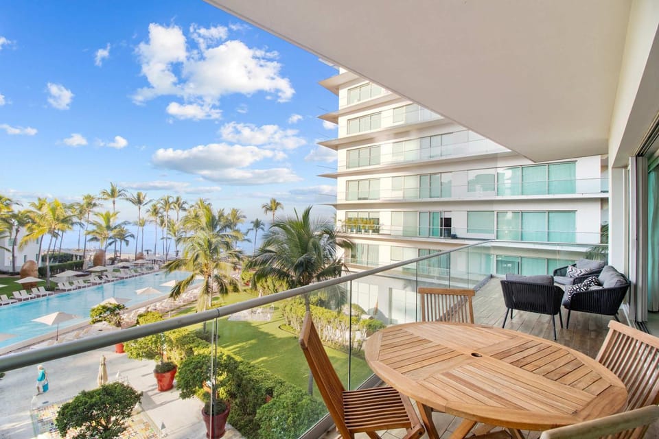 Property building, Day, Balcony/Terrace