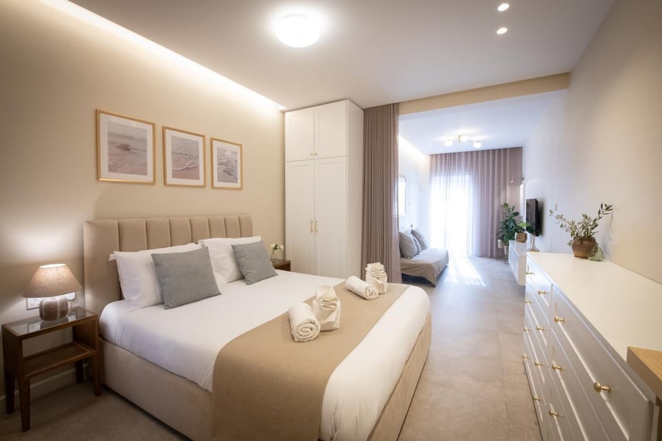 Bed, towels