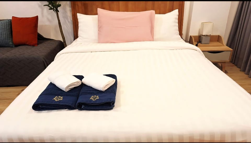 Bed, Bedroom, towels