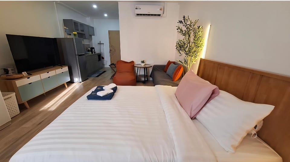 Bed, TV and multimedia, Living room, Photo of the whole room, Bedroom, towels, air conditioner
