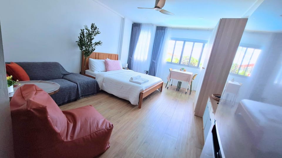 Bed, Photo of the whole room, Seating area, Bedroom