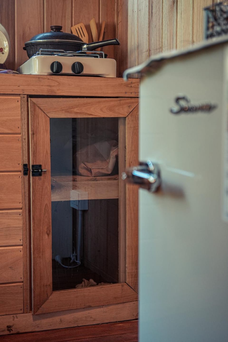 minibar, stove
