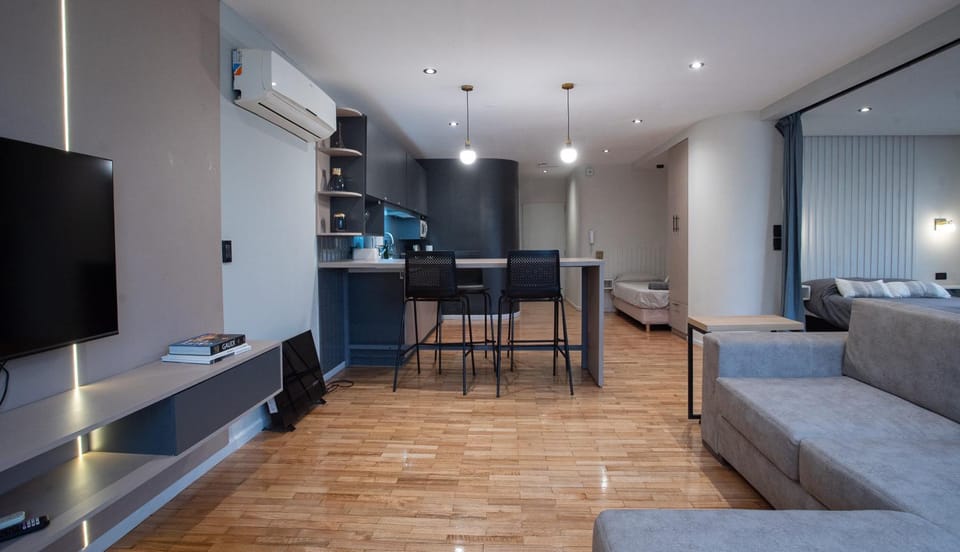 Communal lounge/ TV room, TV and multimedia, Kitchen or kitchenette, Living room, Seating area, Dining area, Evening entertainment, minibar, air conditioner
