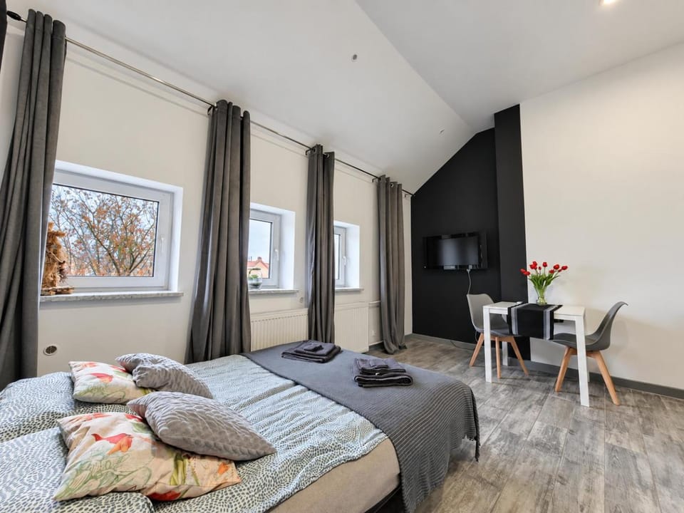 Bed, TV and multimedia, Living room, Photo of the whole room, Seating area, Bedroom, towels