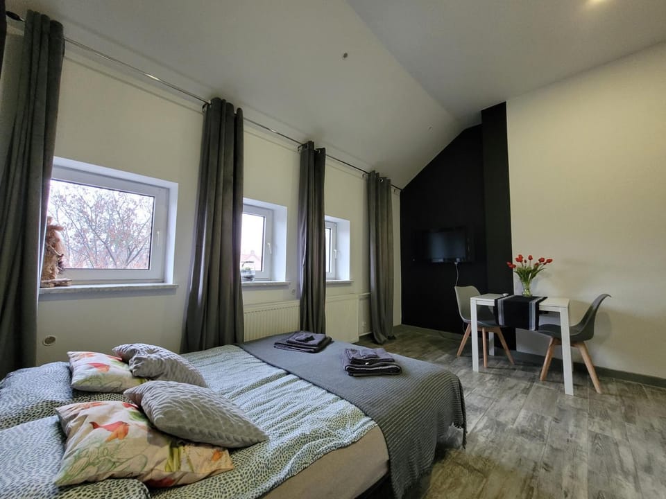 Bed, TV and multimedia, Living room, Photo of the whole room, Seating area, Bedroom, towels