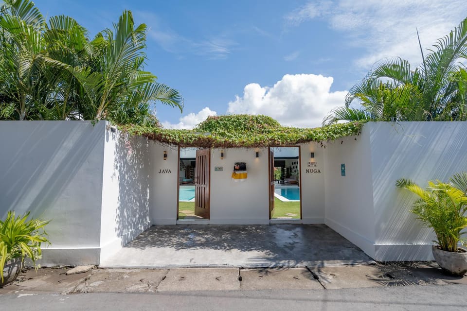 Property building, Facade/entrance, Swimming pool