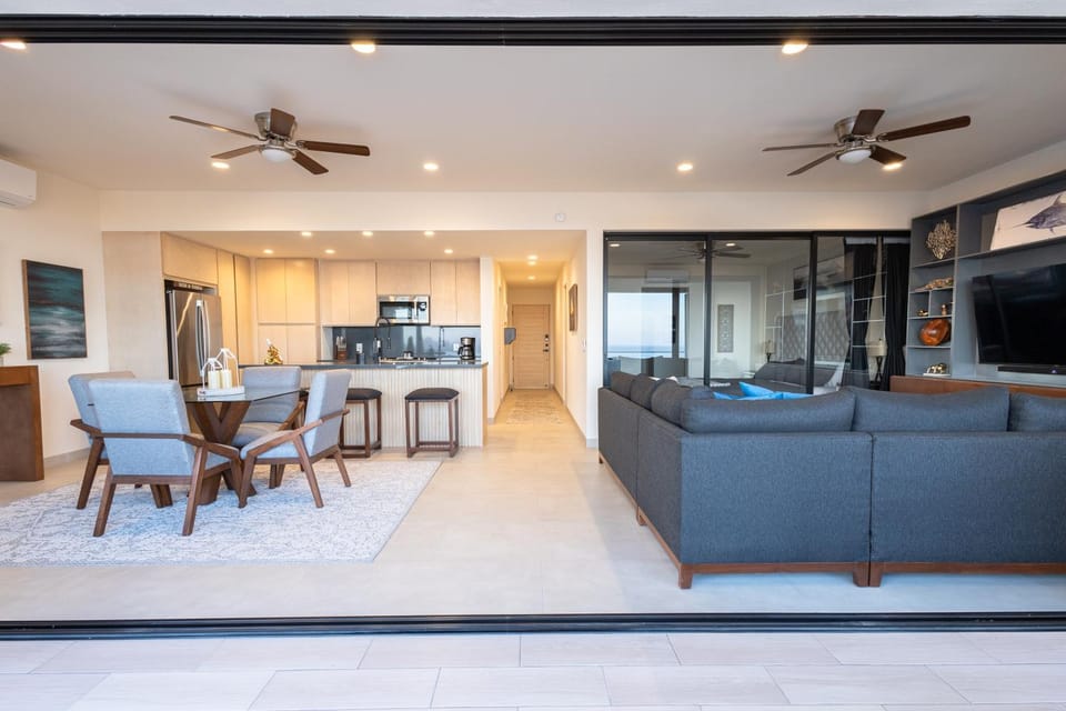 TV and multimedia, Kitchen or kitchenette, Living room, Seating area, Dining area