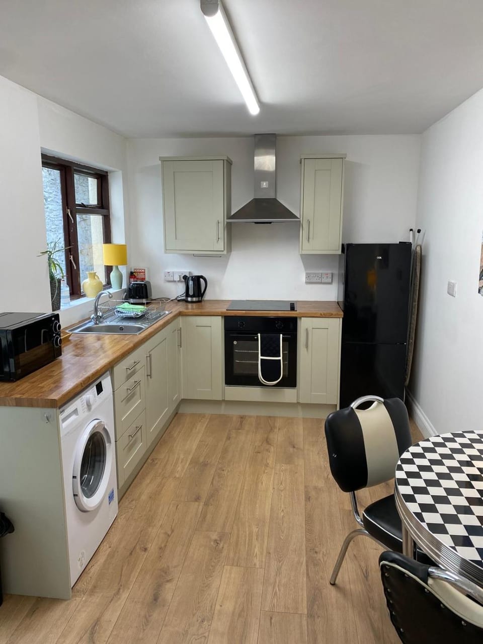 Coffee/tea facilities, Kitchen or kitchenette, Dining area, microwave, oven, toaster, washing machine, kitchen