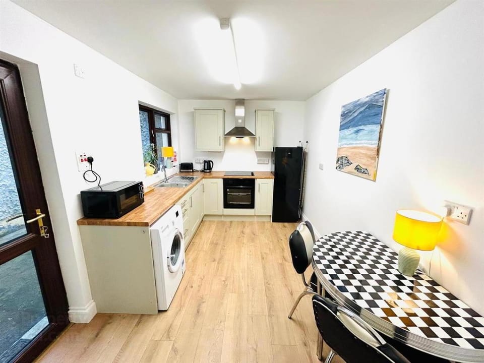 Coffee/tea facilities, Photo of the whole room, microwave, oven, toaster, washing machine, kitchen