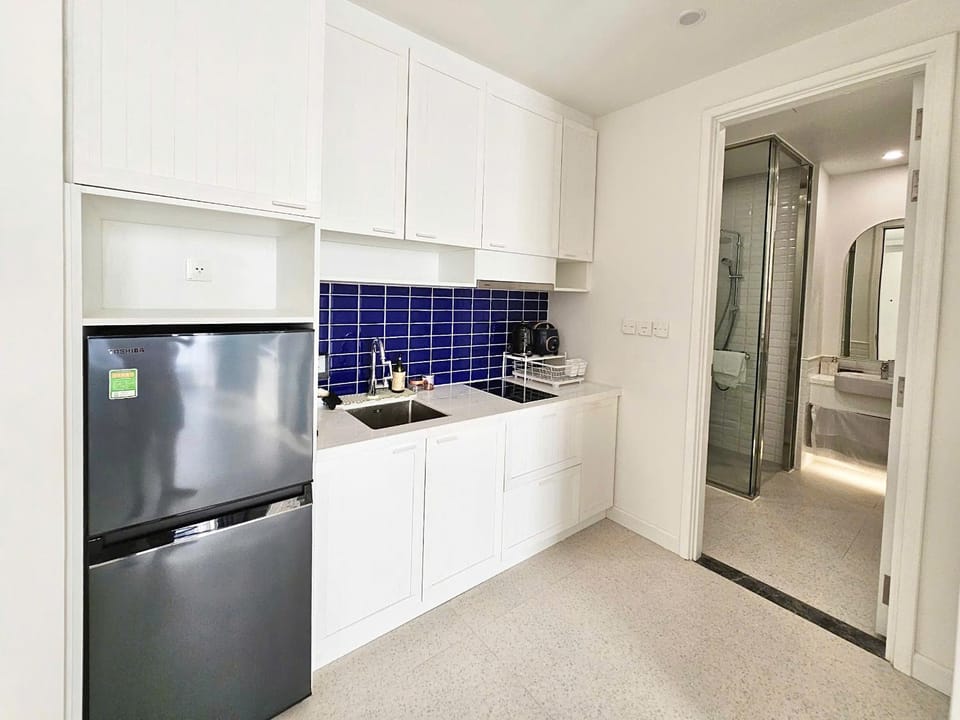 Kitchen or kitchenette, minibar