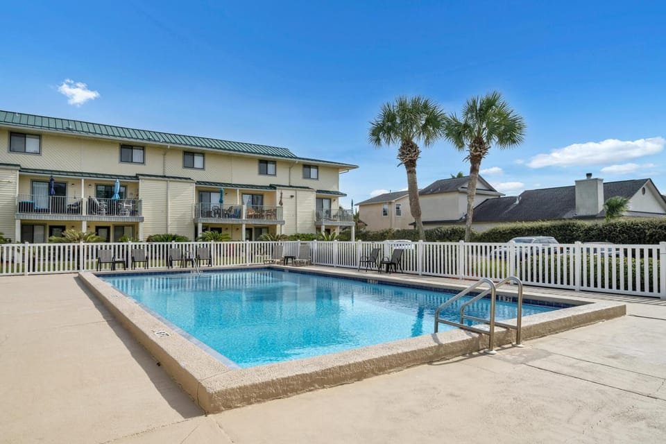 Sandprints II B-1 sleeps 4 close to beach House in Miramar Beach