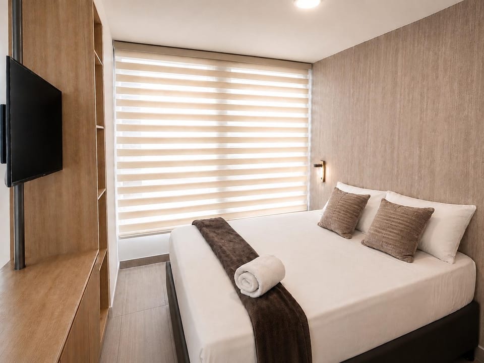 Bed, TV and multimedia, Photo of the whole room, Bedroom
