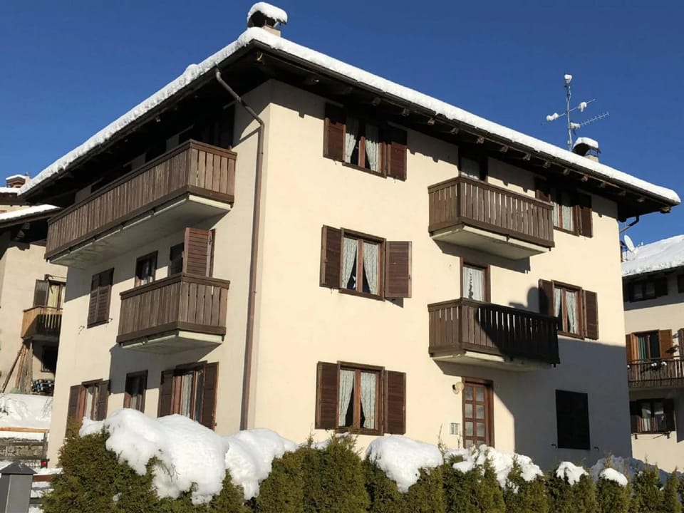 Property building, Day