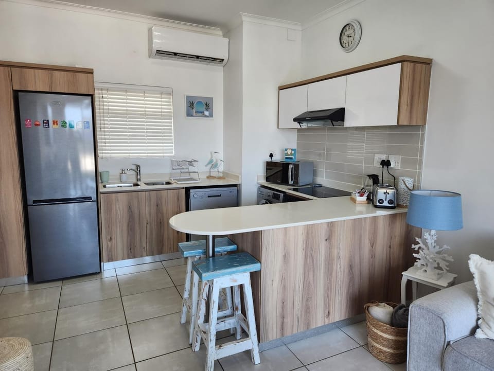 Coffee/tea facilities, Kitchen or kitchenette, Dining area, dishwasher, microwave, oven, stove, toaster, washing machine, air conditioner