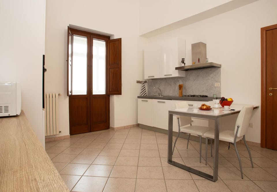 Kitchen or kitchenette, Dining area