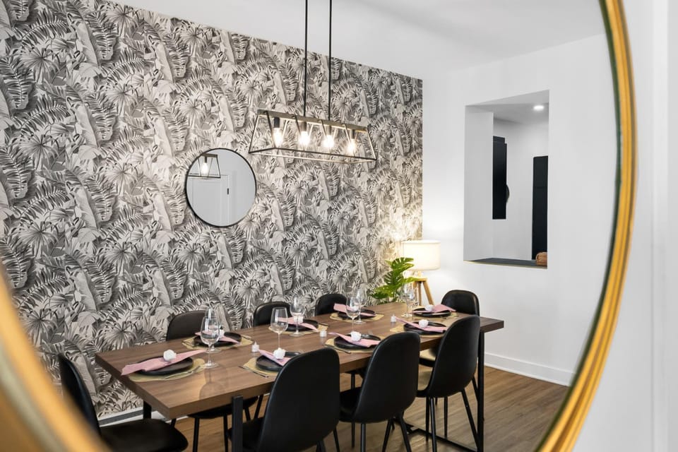 Boutique 4BR Luxury Residence 2 Floors Mile-End St-Laurent Apartment in Laval