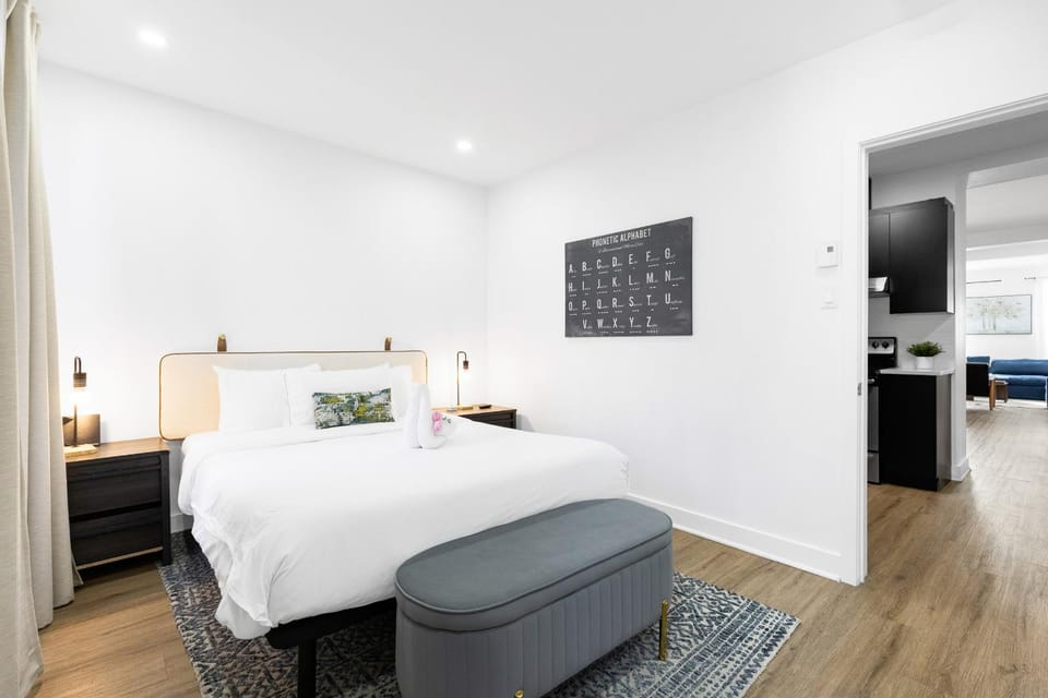 Boutique 4BR Luxury Residence 2 Floors Mile-End St-Laurent Apartment in Laval