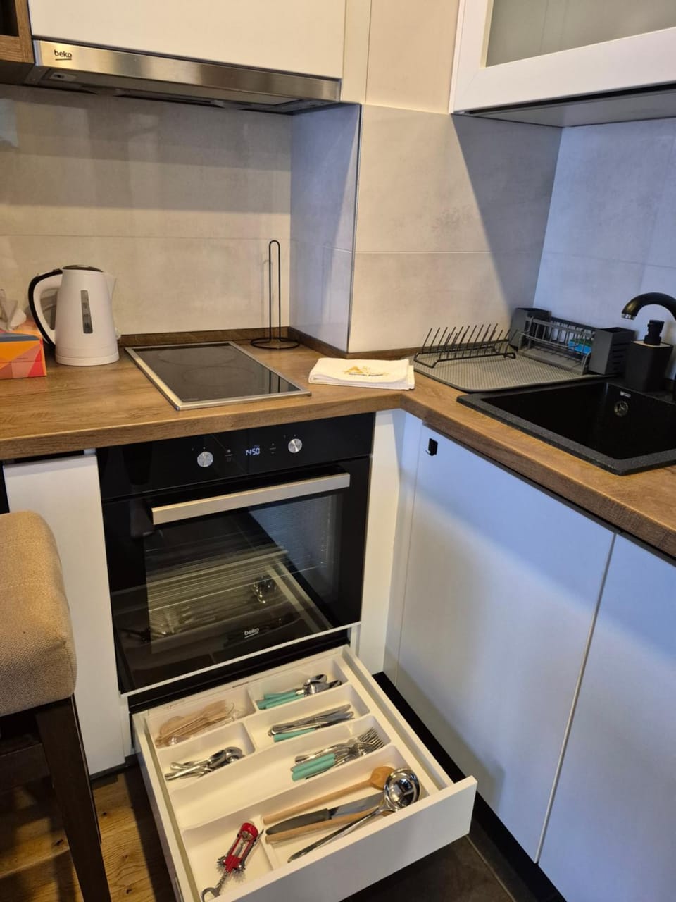Coffee/tea facilities, oven, kitchen