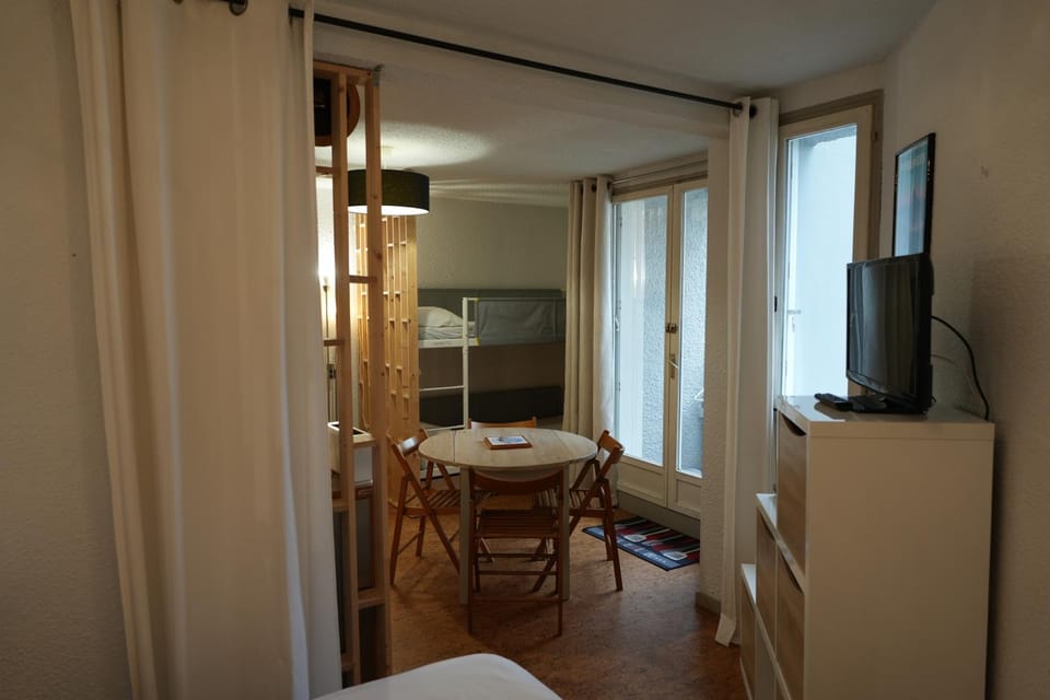 appartement 4 personnes, ascenseur, balcon, 100 m du télécabine Cabin in Cauterets