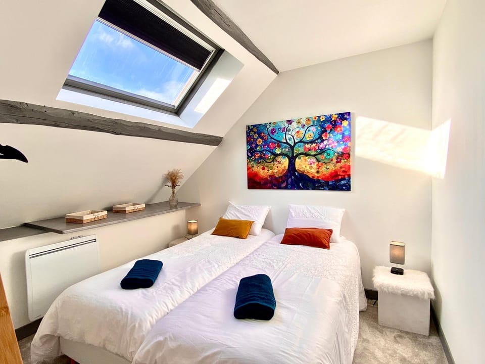 Bed, Photo of the whole room, Bedroom, towels