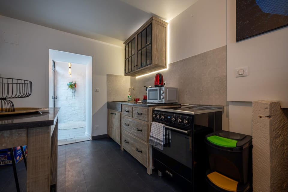 microwave, oven, stove, stove, kitchen