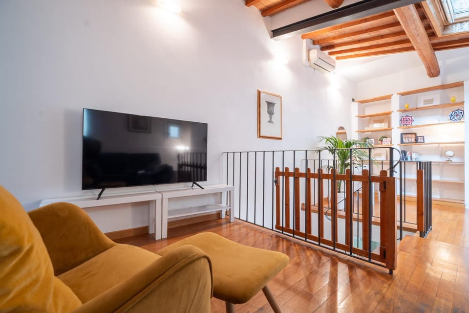 Communal lounge/ TV room, TV and multimedia, Living room, Seating area, Dining area, Evening entertainment