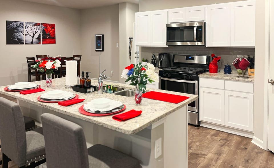 Mid-Term Hub 2 King Beds Workspace House in Lake Charles