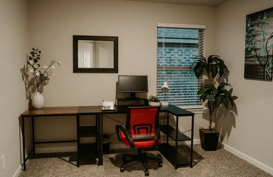 Mid-Term Hub 2 King Beds Workspace House in Lake Charles