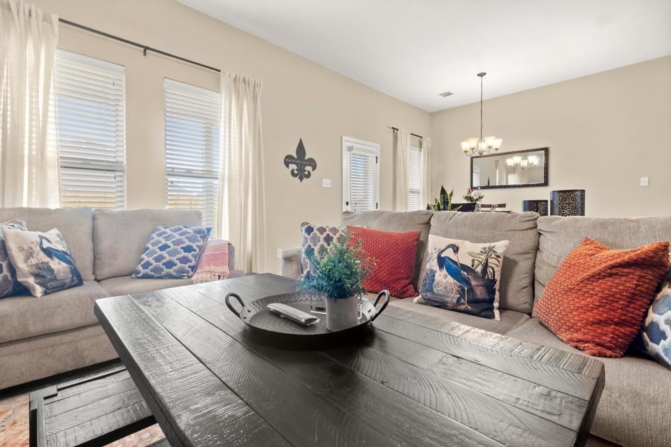 PetFriendlyMid-Term Stays2King Beds&Desk House in Lake Charles