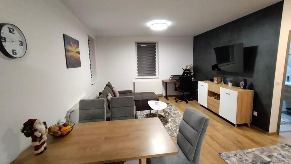 TV and multimedia, Living room, Seating area, Evening entertainment