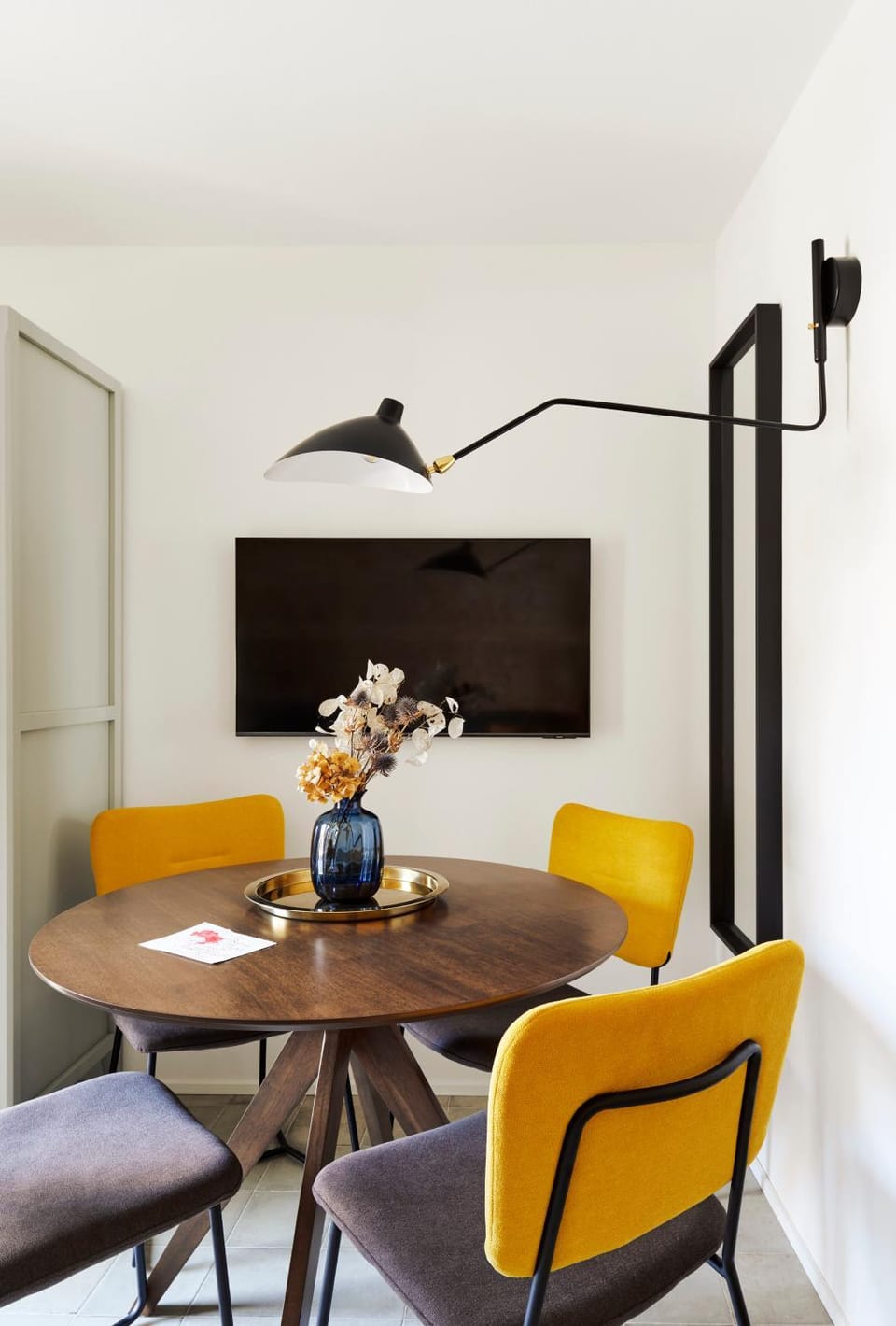 TV and multimedia, Living room, Seating area, Dining area