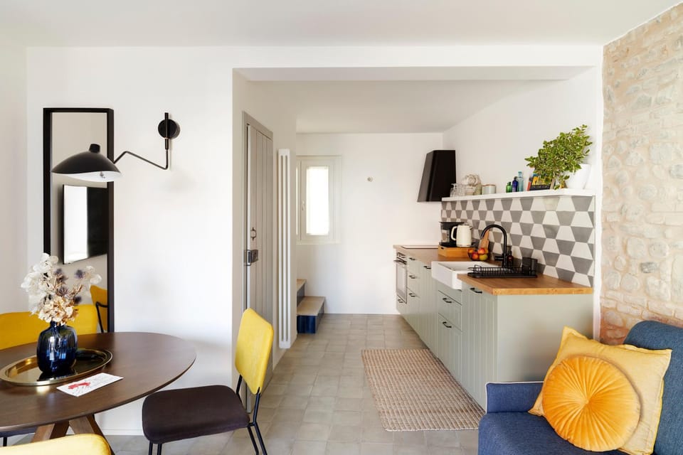 Kitchen or kitchenette, Living room, Seating area, Dining area