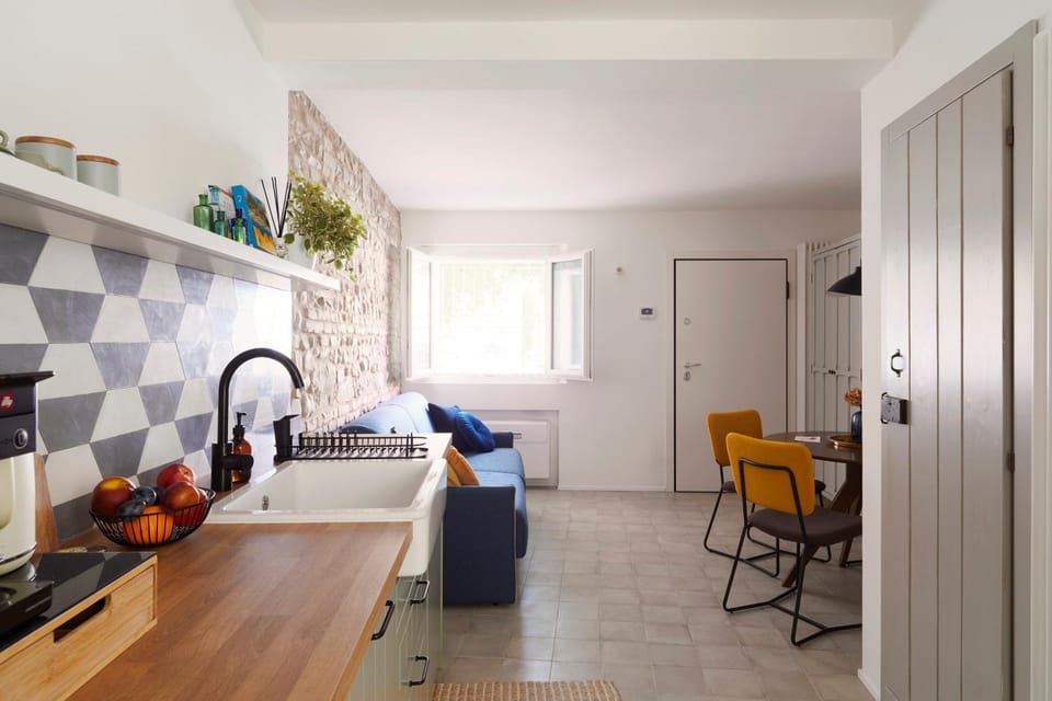 Kitchen or kitchenette, Living room, Seating area, Dining area, stove