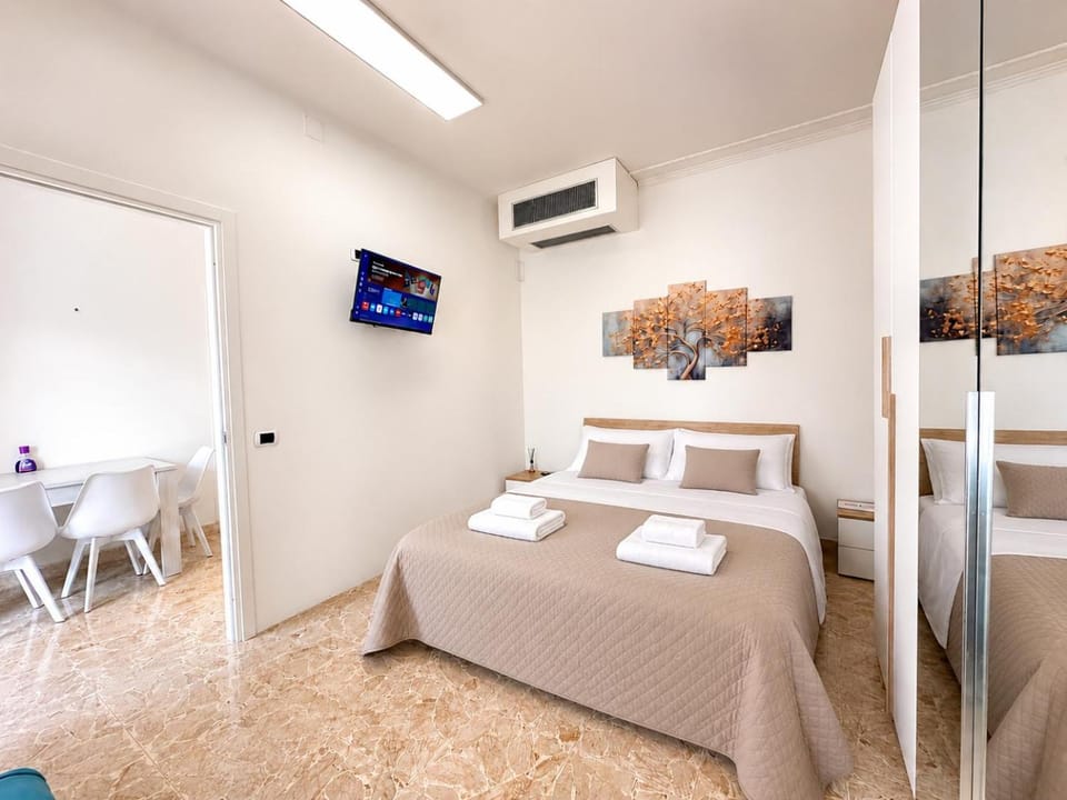 Bed, TV and multimedia, Bedroom