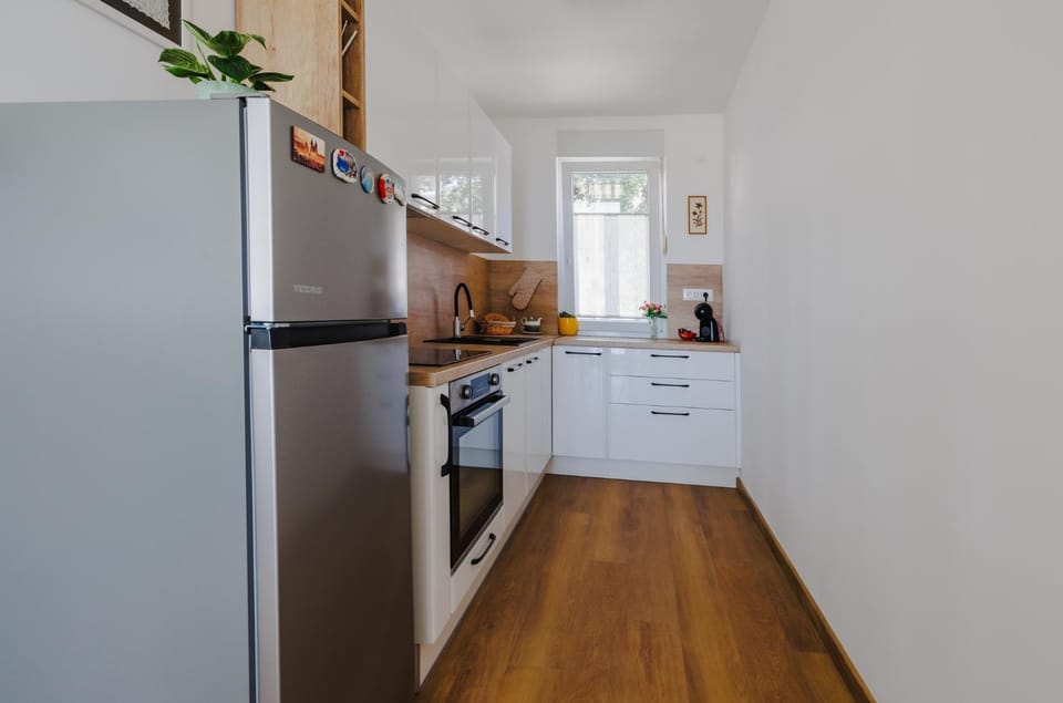 Kitchen or kitchenette, oven, stove