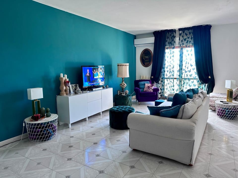 Communal lounge/ TV room, TV and multimedia, Living room, Seating area, Evening entertainment