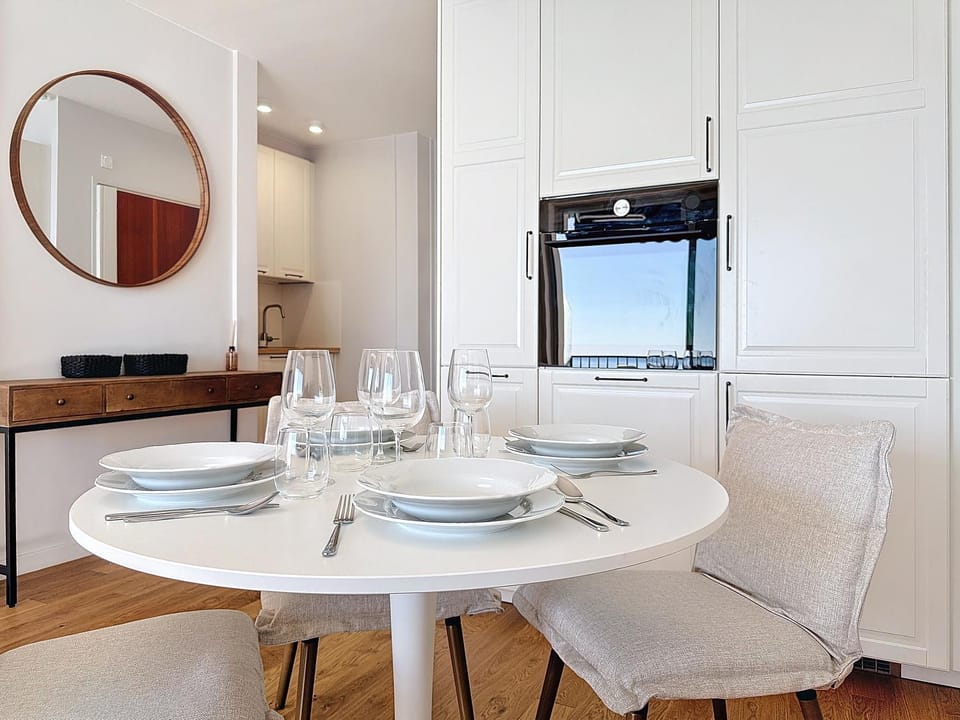 Coffee/tea facilities, Living room, Dining area, dishwasher, microwave, oven