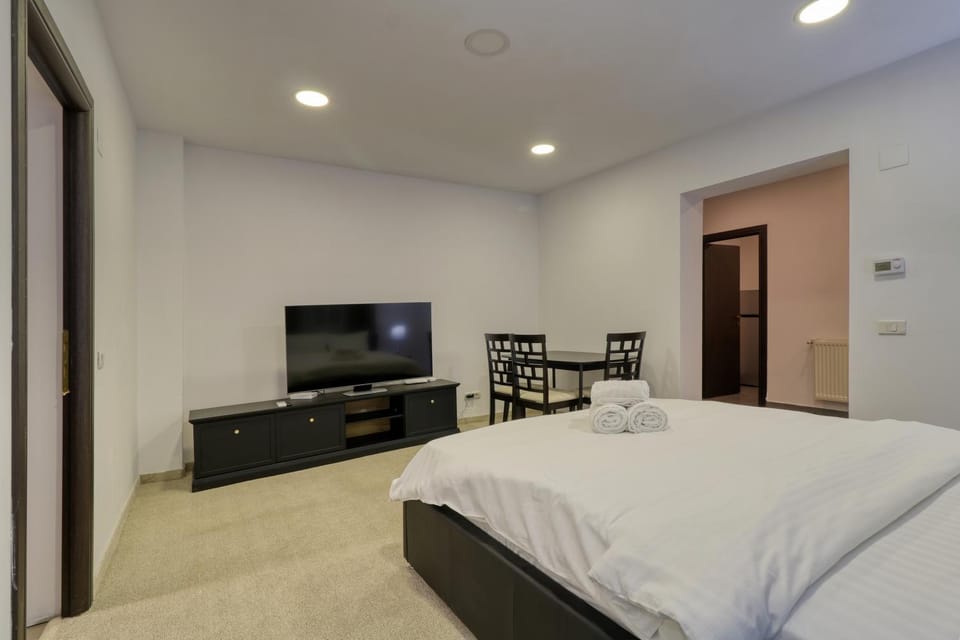 Bed, TV and multimedia, Living room, Seating area, Bedroom